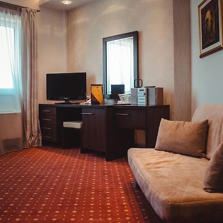 Celly Hotel Piteşti Extérieur photo