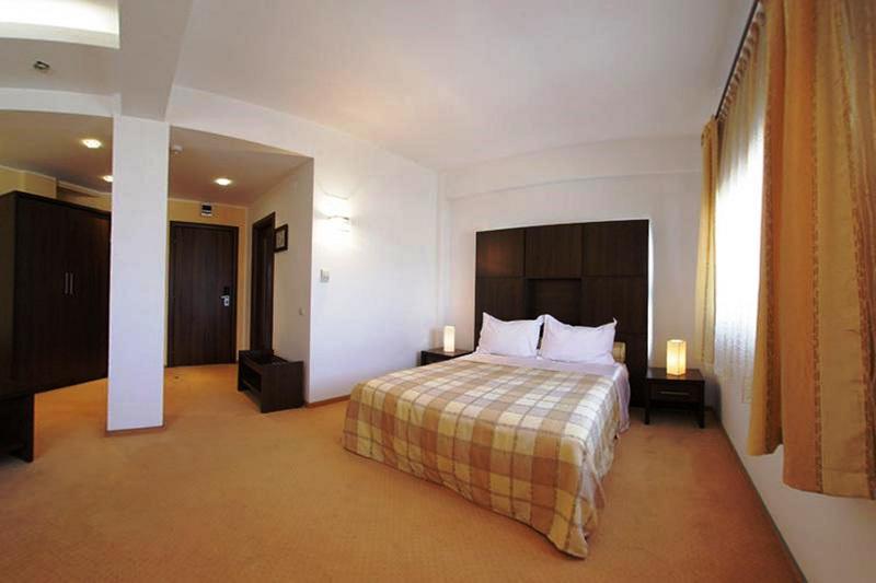 Celly Hotel Piteşti Extérieur photo