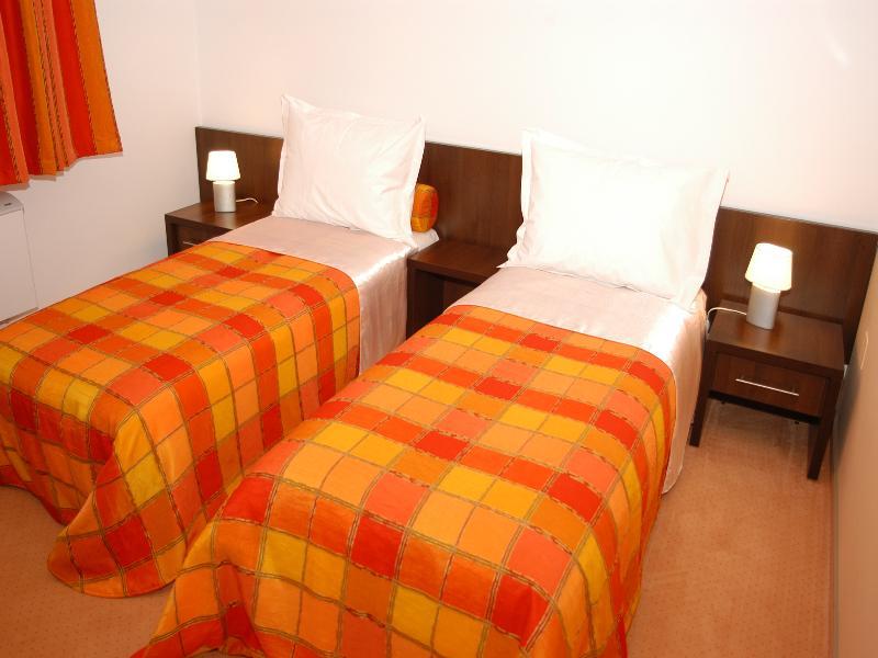 Celly Hotel Piteşti Extérieur photo