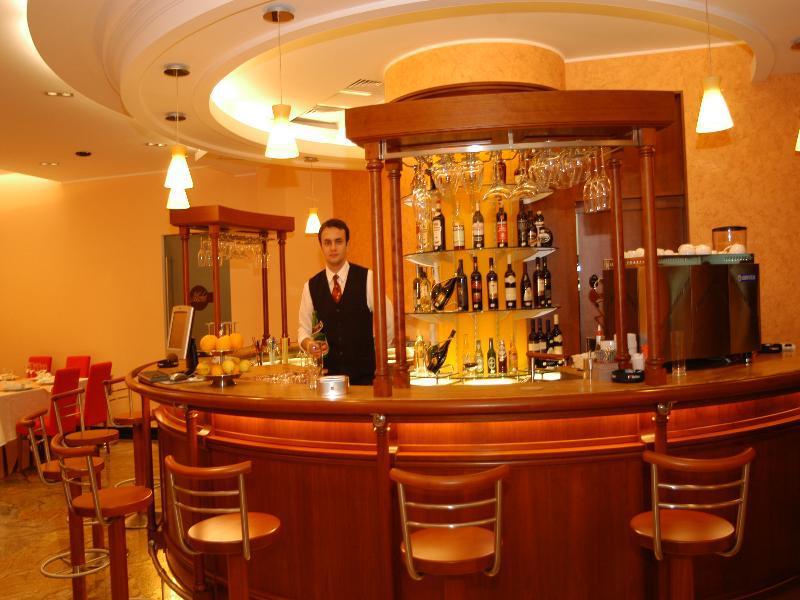 Celly Hotel Piteşti Extérieur photo