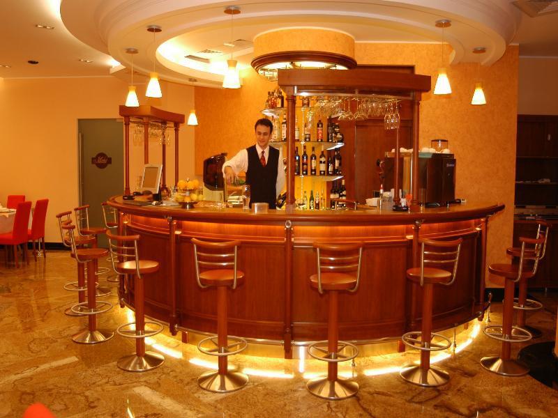 Celly Hotel Piteşti Extérieur photo