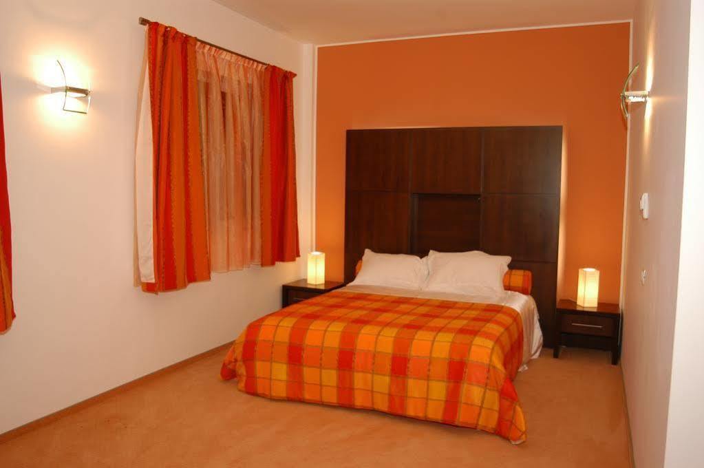 Celly Hotel Piteşti Extérieur photo