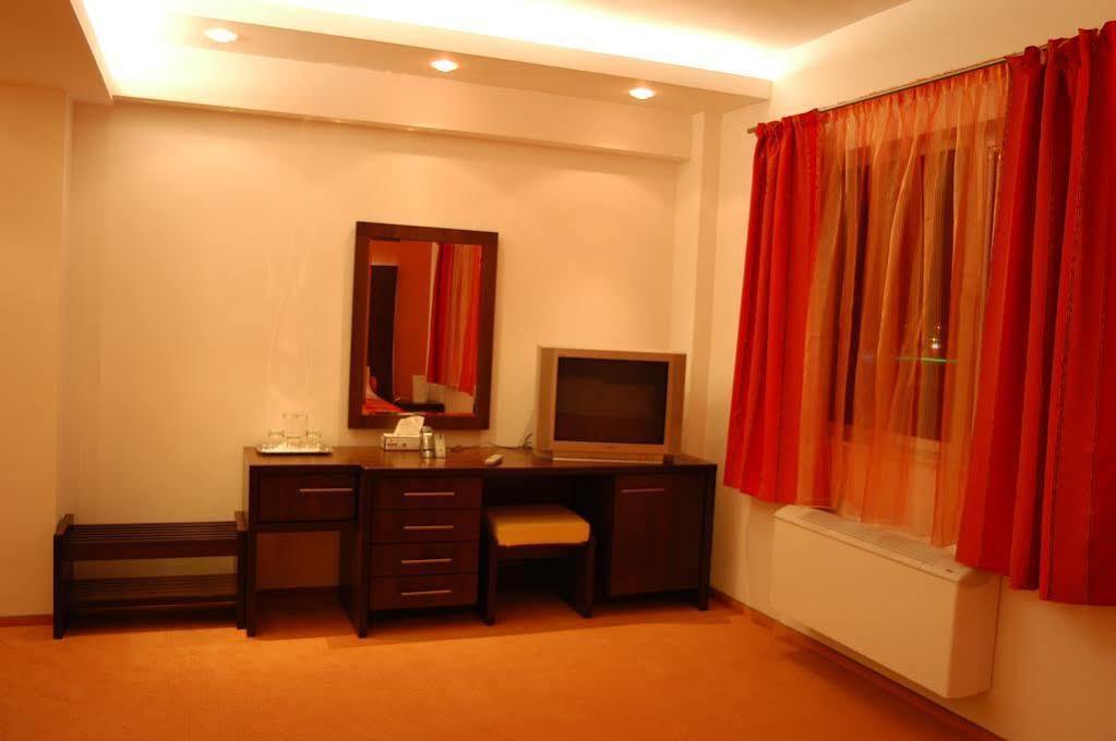 Celly Hotel Piteşti Extérieur photo