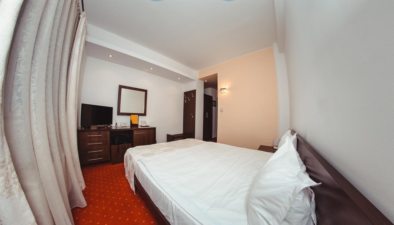 Celly Hotel Piteşti Extérieur photo