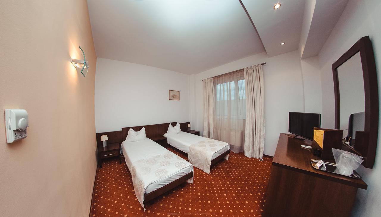 Celly Hotel Piteşti Extérieur photo