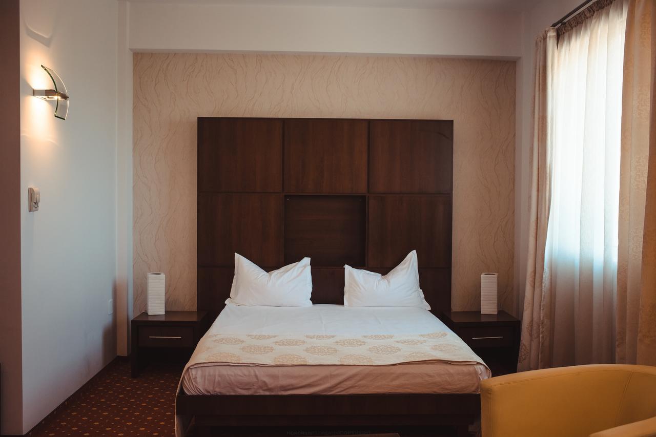 Celly Hotel Piteşti Extérieur photo