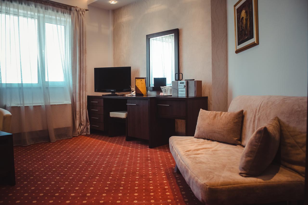 Celly Hotel Piteşti Extérieur photo