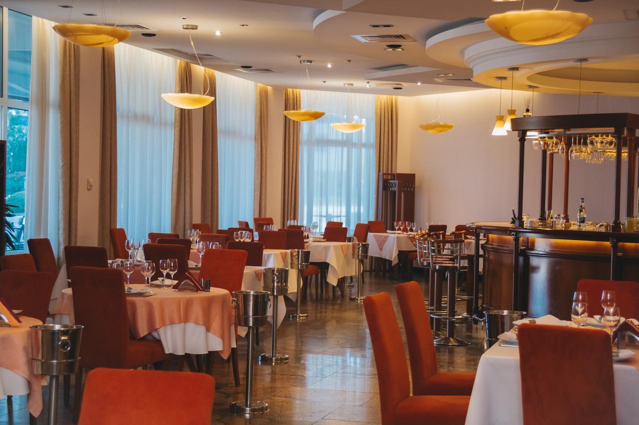 Celly Hotel Piteşti Extérieur photo