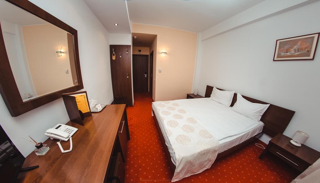 Celly Hotel Piteşti Extérieur photo