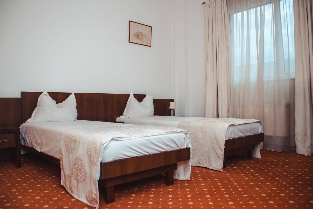 Celly Hotel Piteşti Extérieur photo