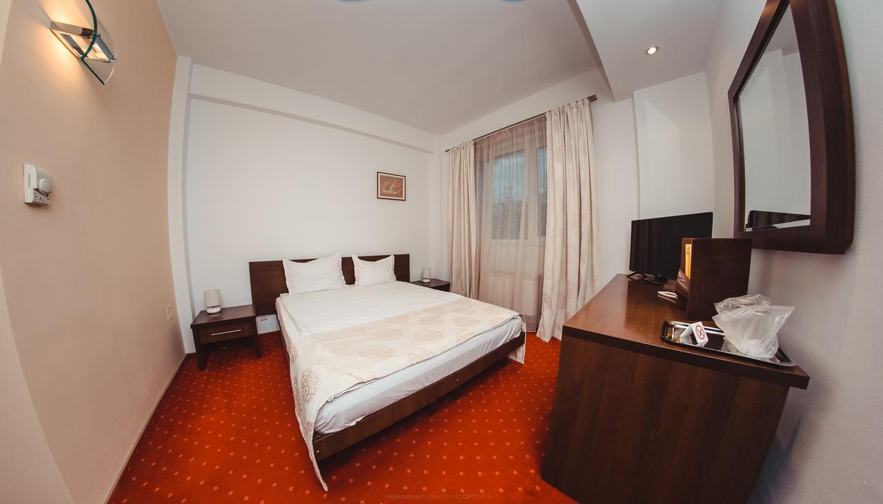 Celly Hotel Piteşti Extérieur photo