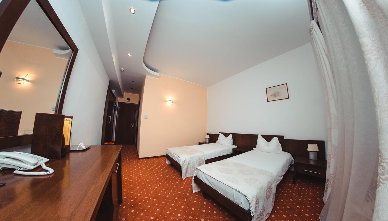 Celly Hotel Piteşti Extérieur photo