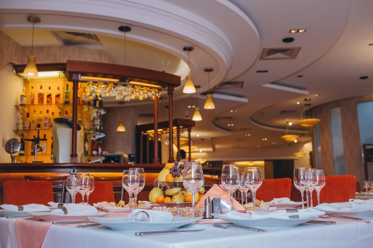 Celly Hotel Piteşti Extérieur photo