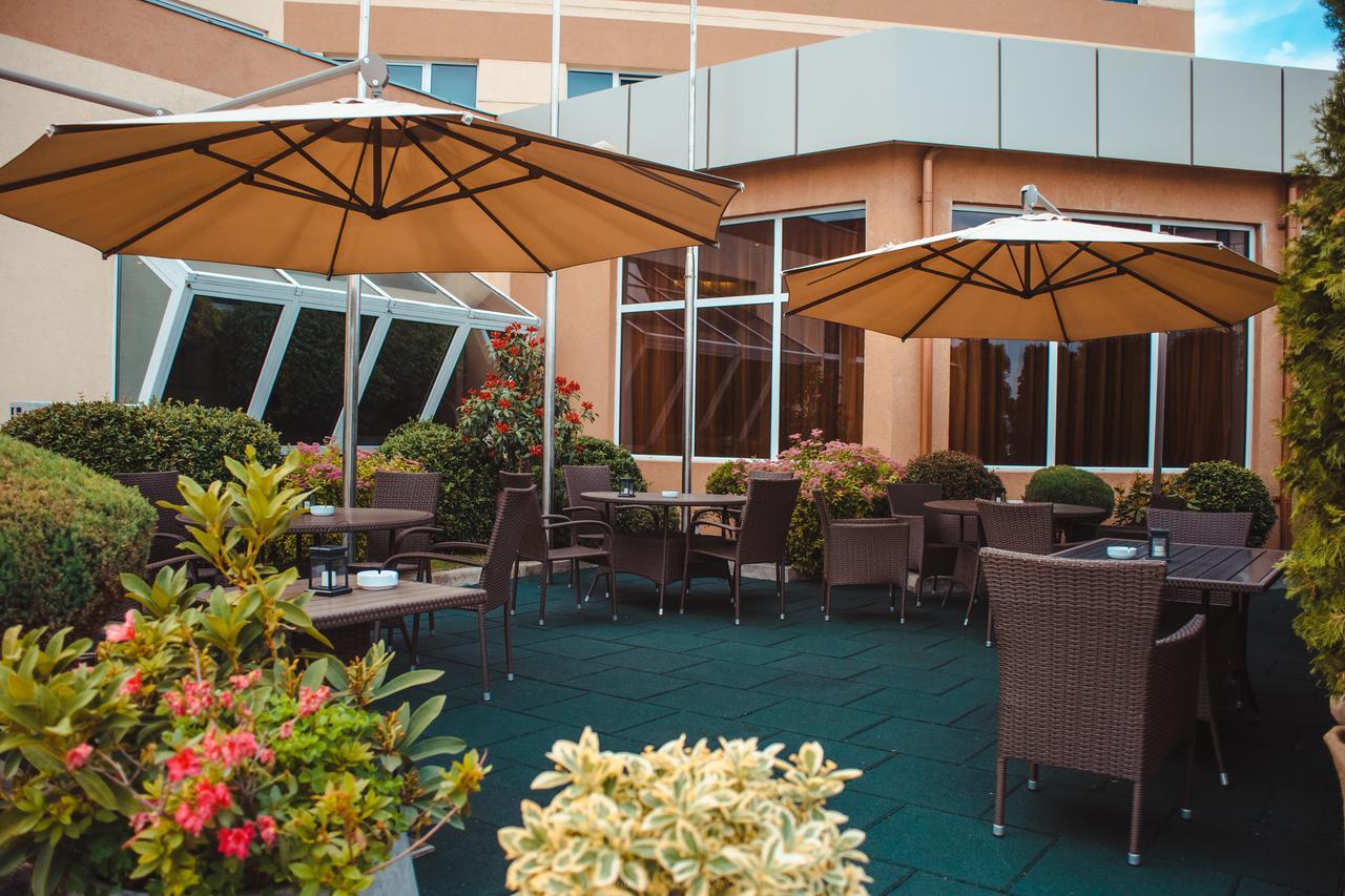 Celly Hotel Piteşti Extérieur photo